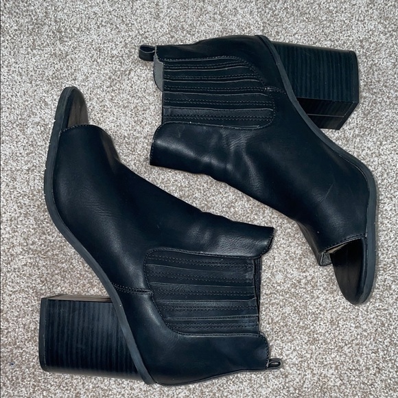 Black Ankle Booties with Chunky Heel and Chelsea Style - Picture 1 of 8